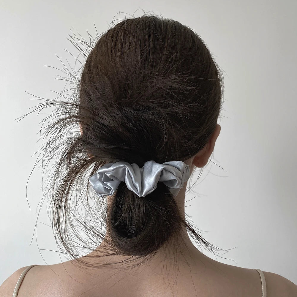 Chouchou en soie porté dans un chignon