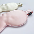 Détail de la brillance du masque en soie, coloris Rose poudré