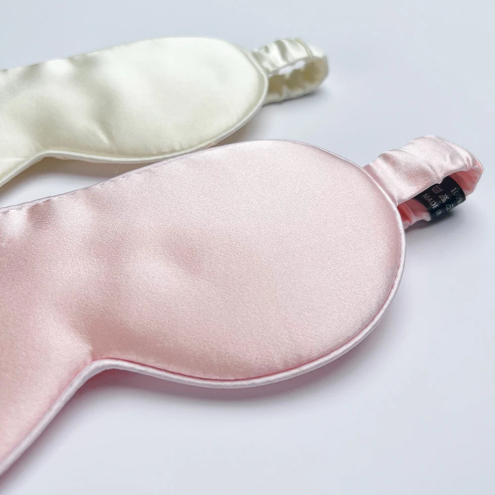 Détail de la brillance du masque en soie, coloris Rose poudré
