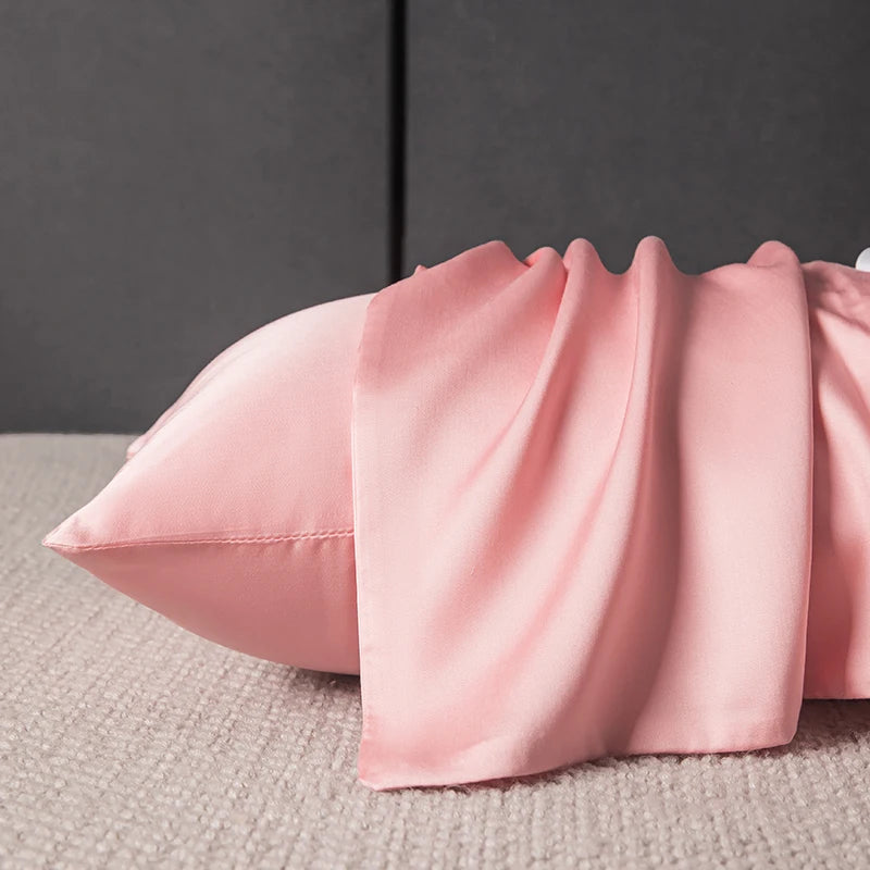 Tombé et brillance de la taie en soie, coloris Rose poudré