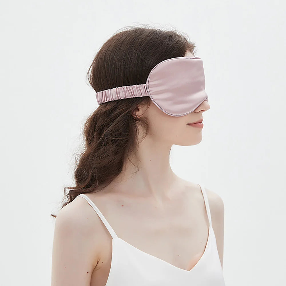 Masque en soie porté, élastique recouvert de soie, coloris Rose poudré