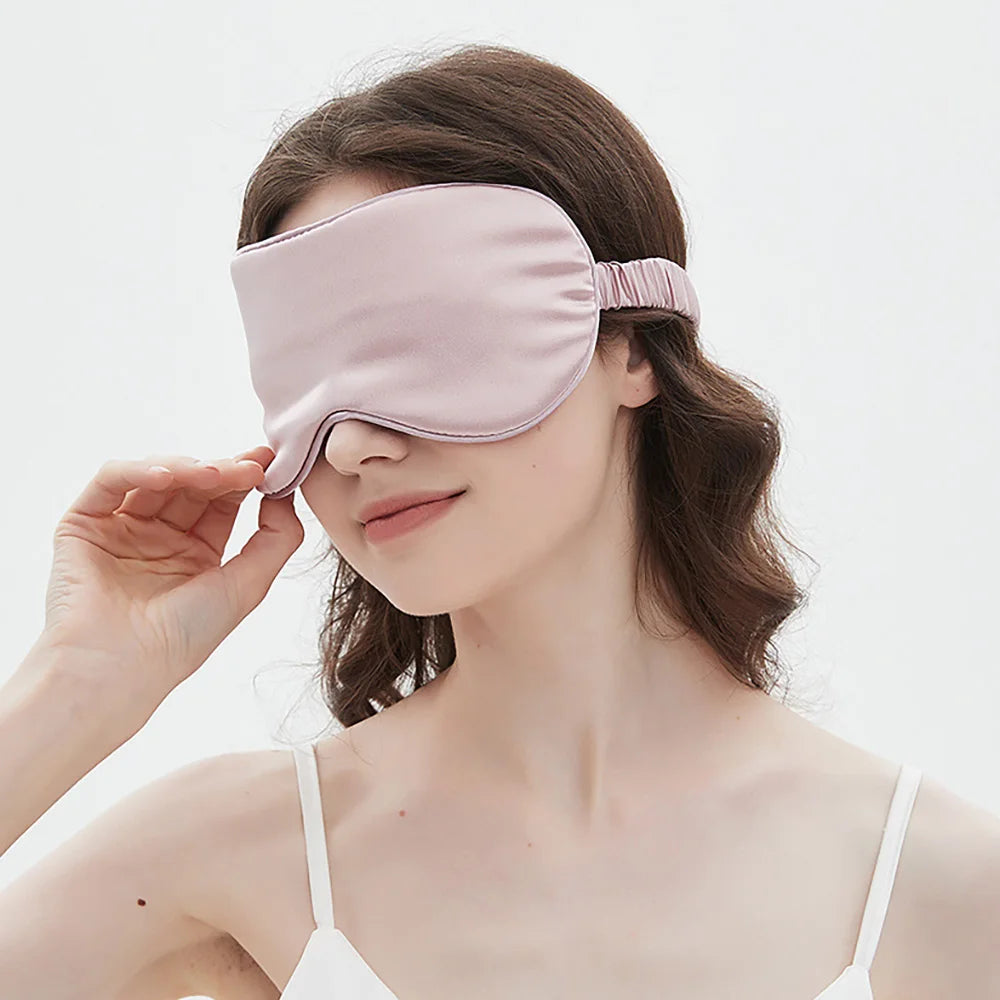 Masque de nuit en soie porté, coloris Rose poudré